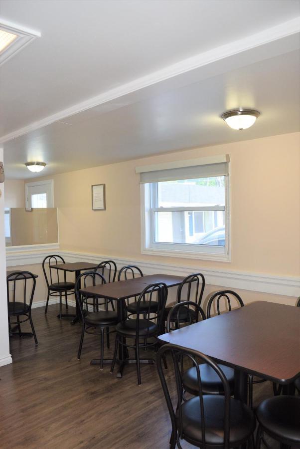 Knights Inn Arnprior Екстер'єр фото