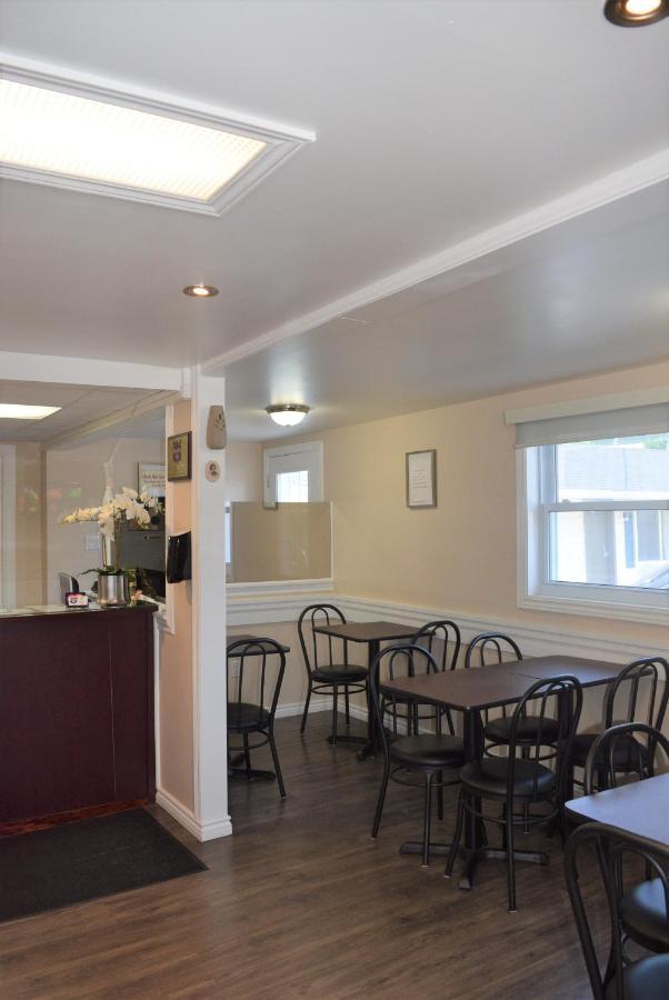 Knights Inn Arnprior Екстер'єр фото