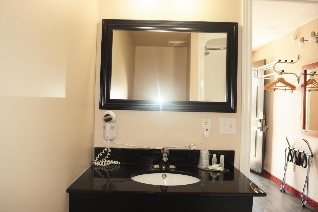 Knights Inn Arnprior Екстер'єр фото