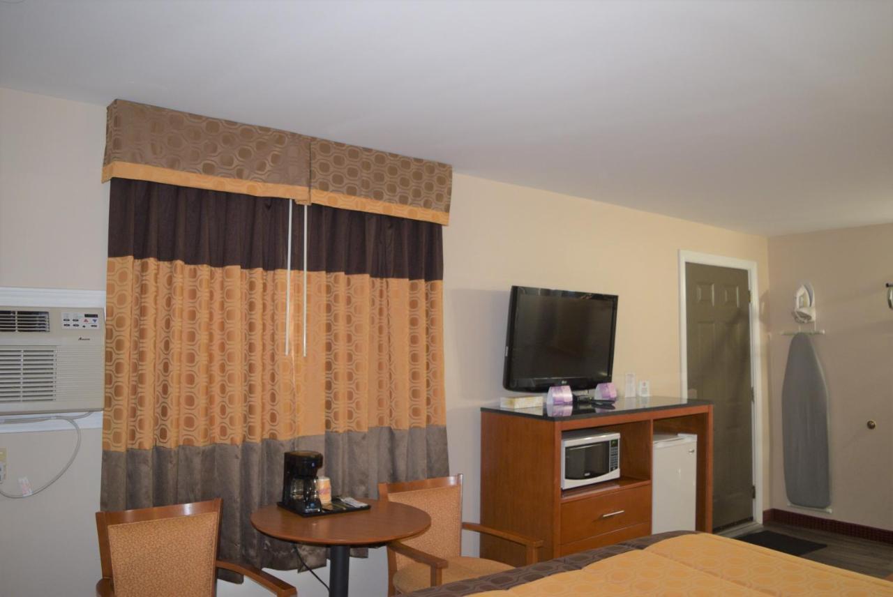 Knights Inn Arnprior Екстер'єр фото