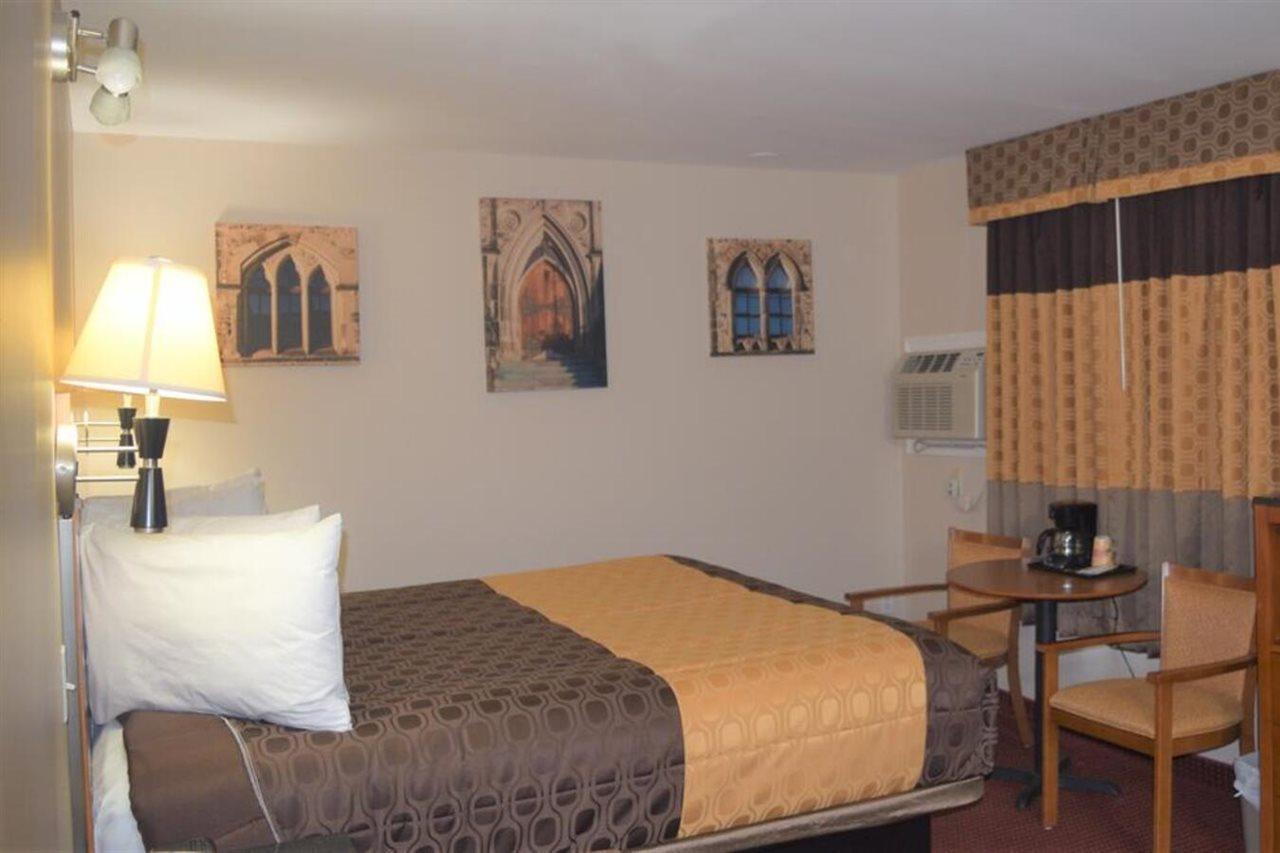 Knights Inn Arnprior Екстер'єр фото