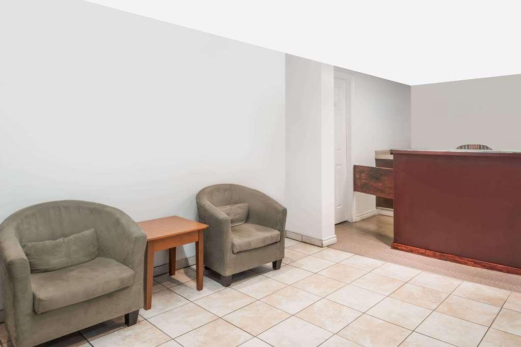 Knights Inn Arnprior Інтер'єр фото