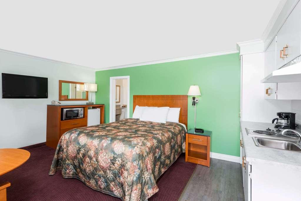 Knights Inn Arnprior Номер фото
